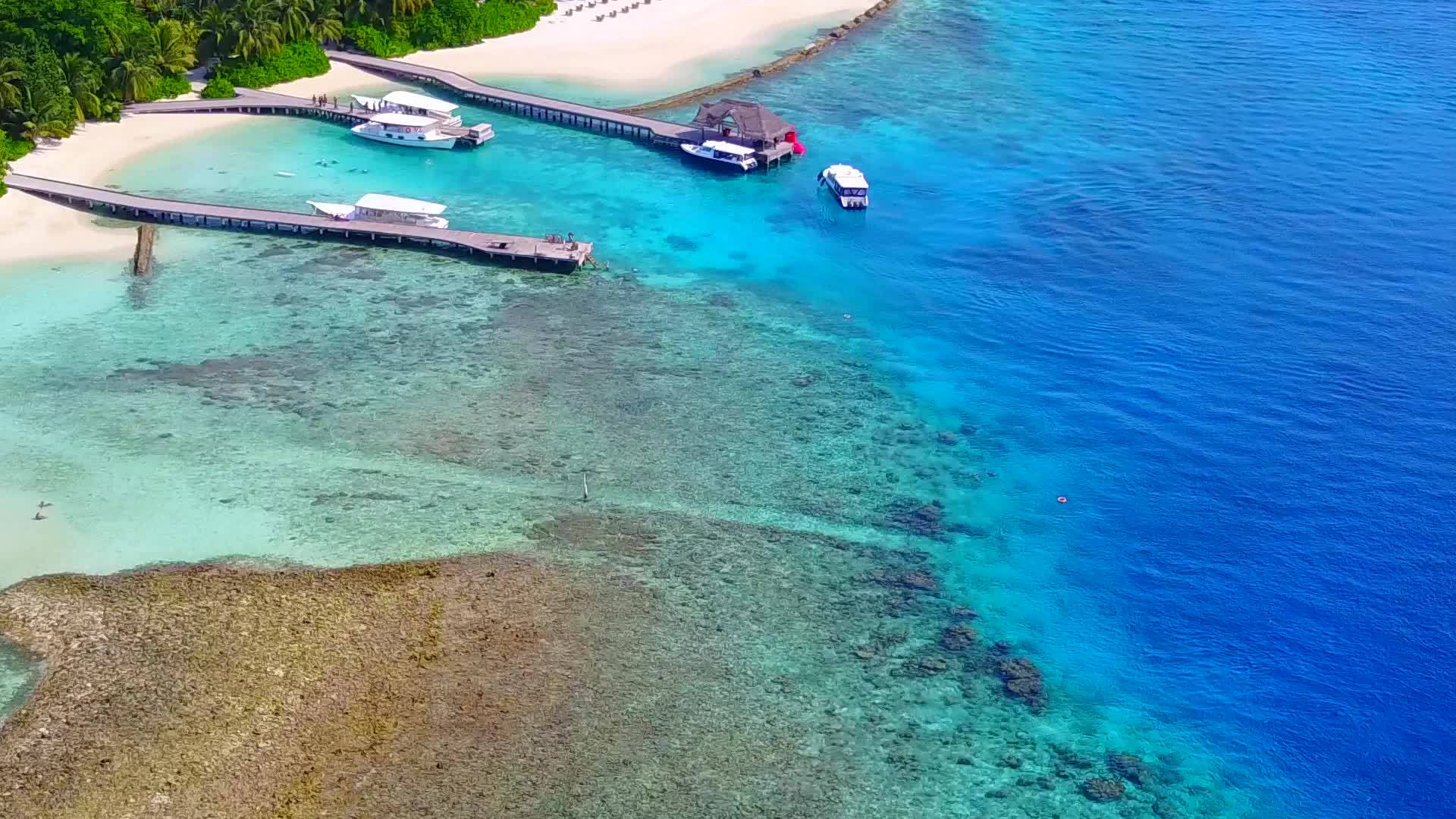 海浪附近的陌生度假胜地浅海和白色沙滩海滩旅游视频的预览图