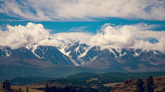 山上的雪峰被云彩覆盖视频的预览图