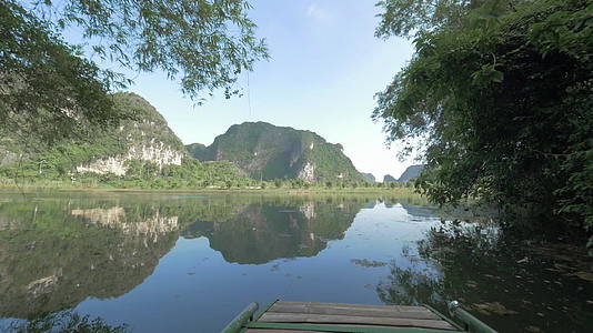 游览长湾河的美景vietnam视频的预览图