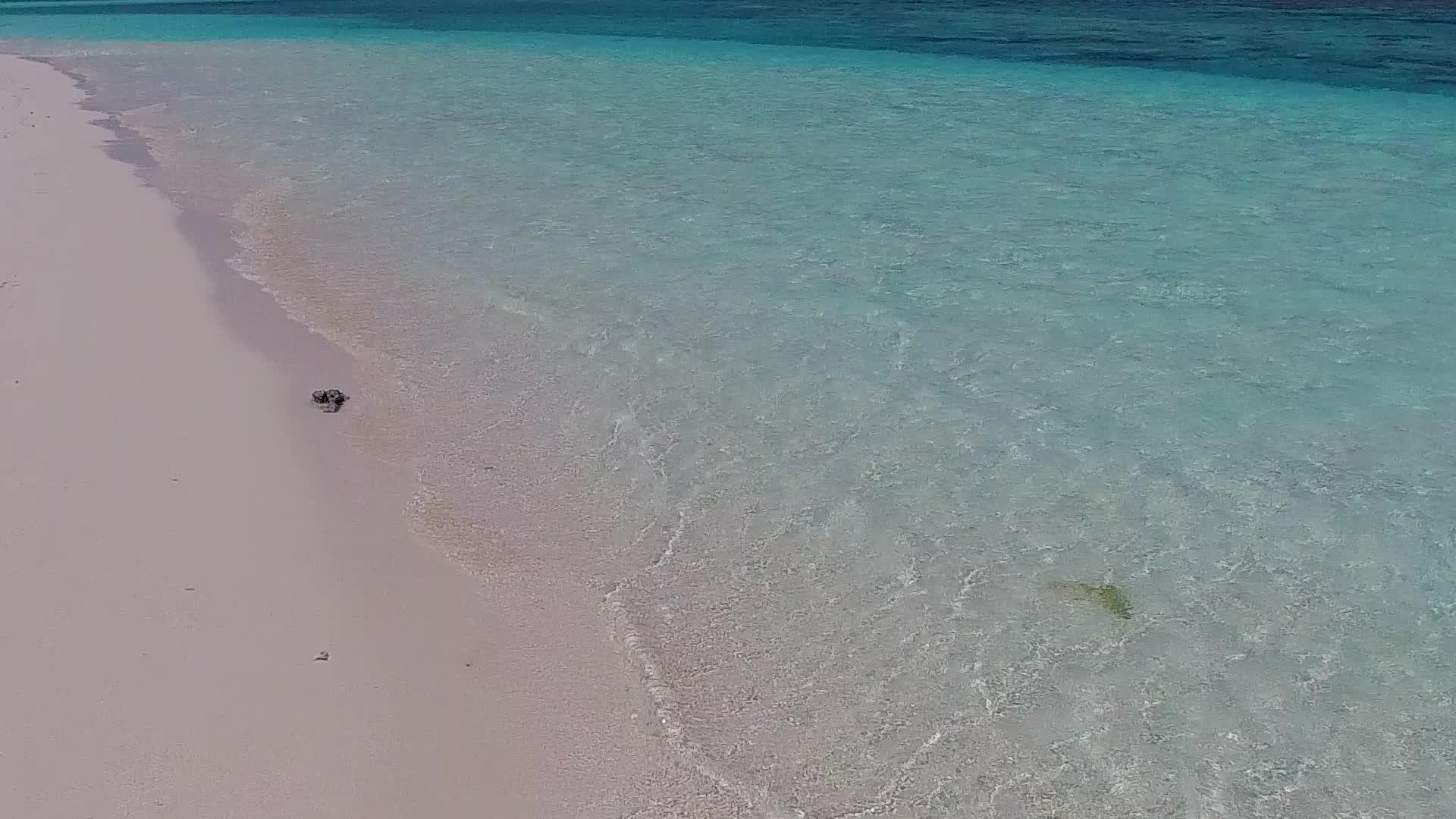 使用清水靠近海浪有明沙的背景关闭豪华岛屿海滩时间视频的预览图