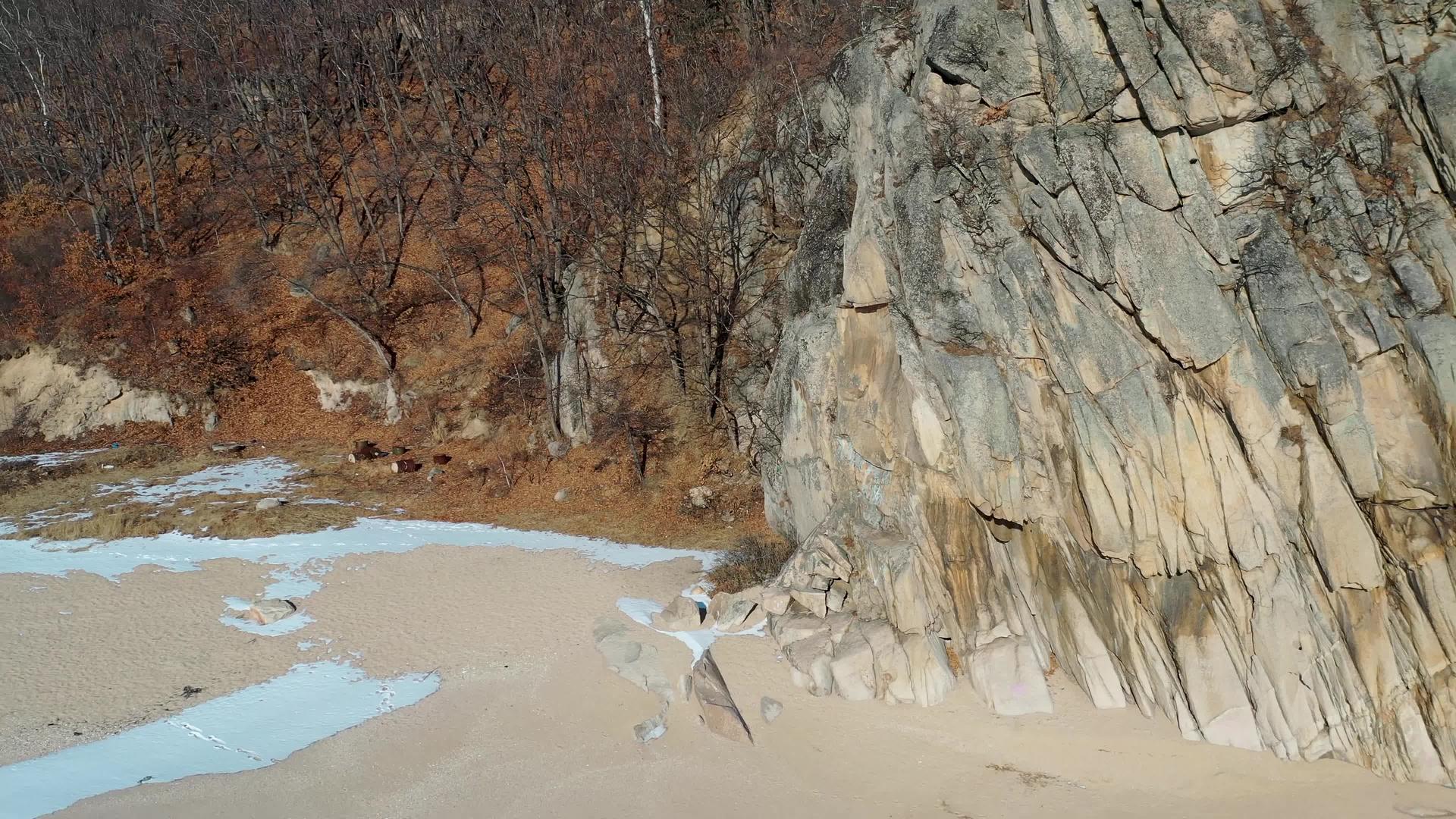有闪光悬崖的景观primorskykrai视频的预览图