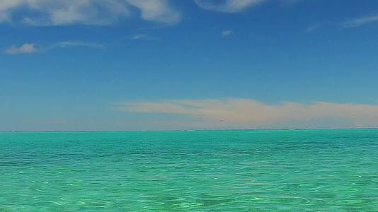 蓝绿色的大海和沙洲附近的白色海滩有着轻松的背景视频的预览图
