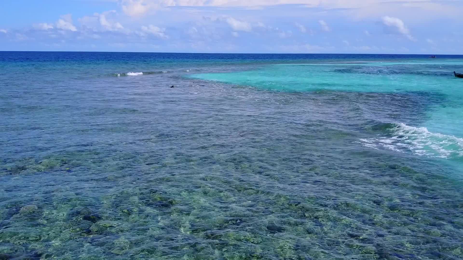 蓝色环礁通过蓝环礁湖关闭在海滩附近有干净的沙土背景视频的预览图