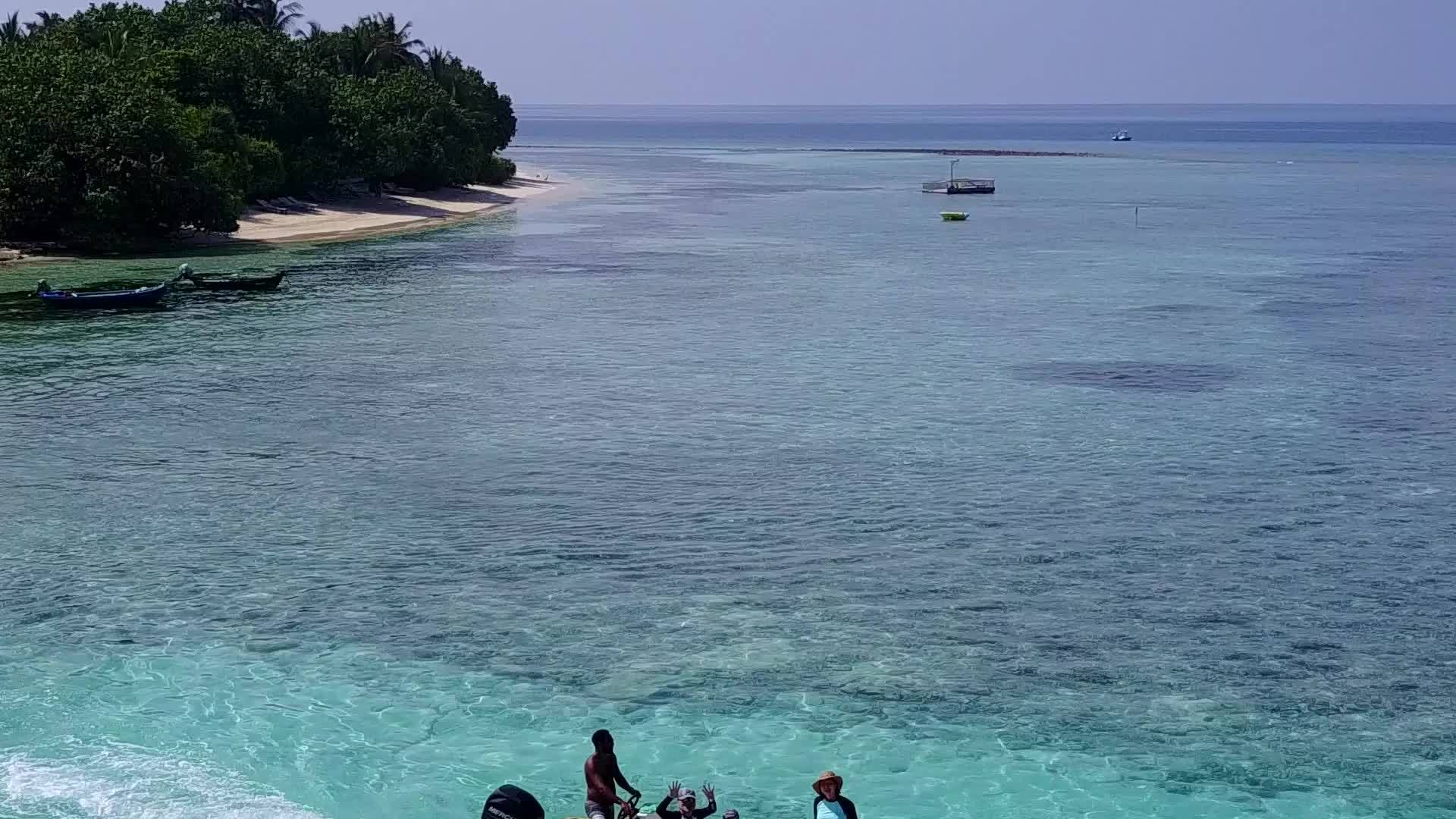 蓝色的海洋和白色的海滩靠近珊瑚礁的背景视频的预览图