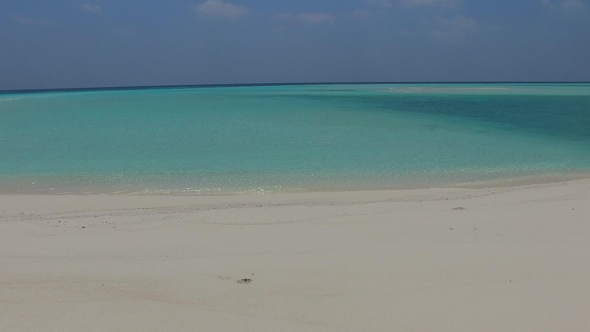 清沙背景蓝绿水日出后沿蓝绿水航行的宁静岛屿海滩景象视频的预览图
