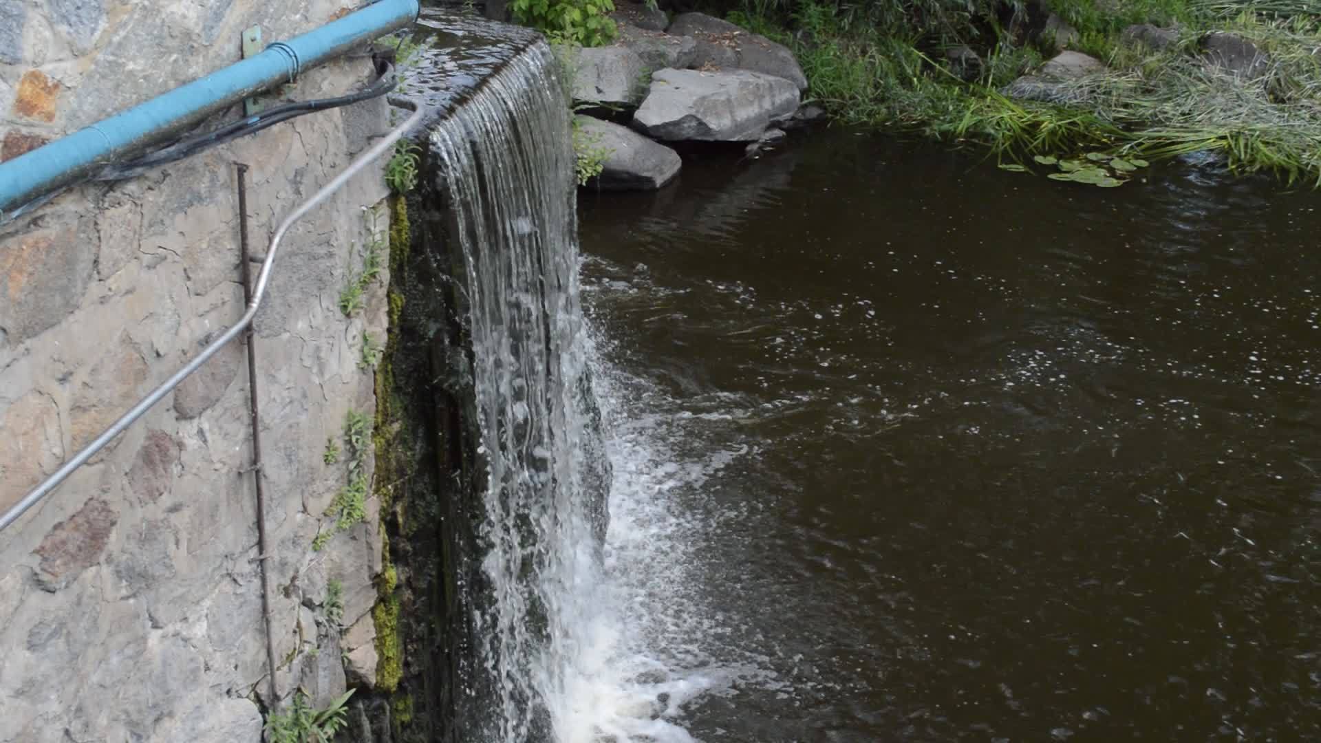 公园里沿河的瀑布流水视频的预览图