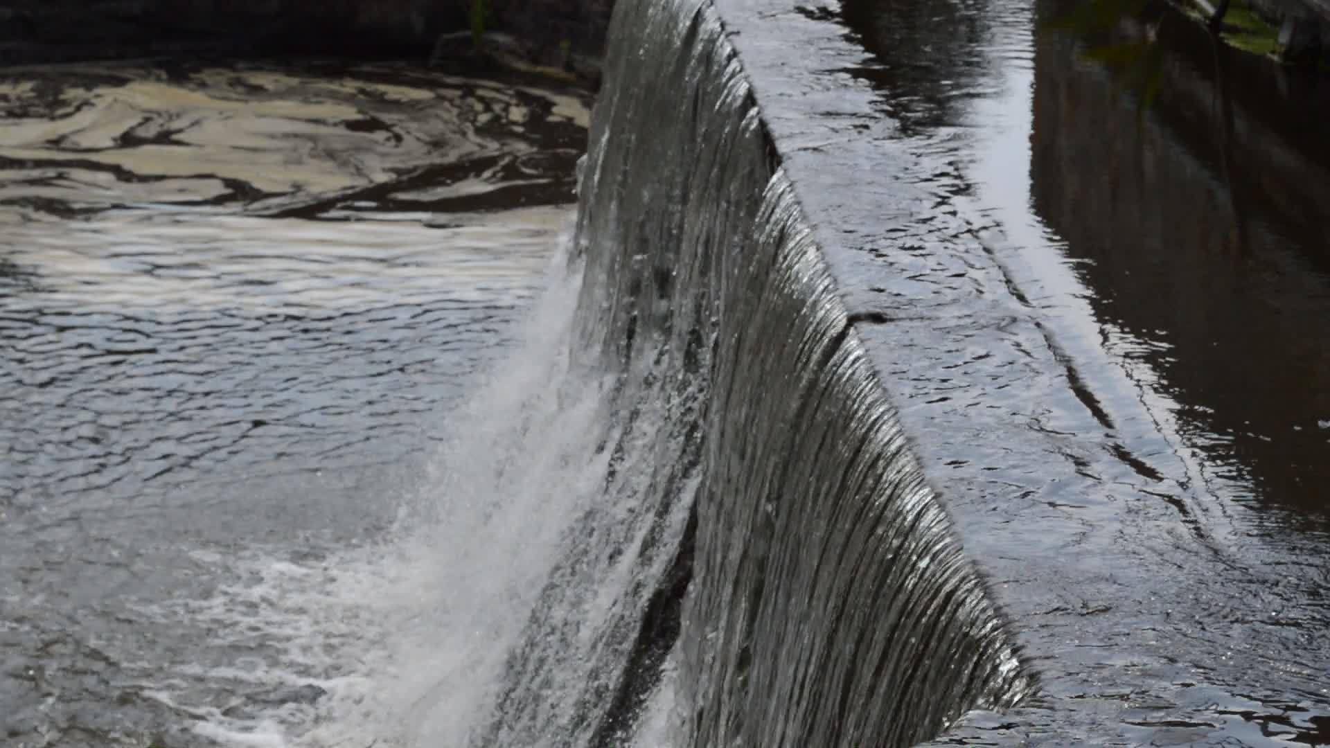 公园里沿河的瀑布流水视频的预览图