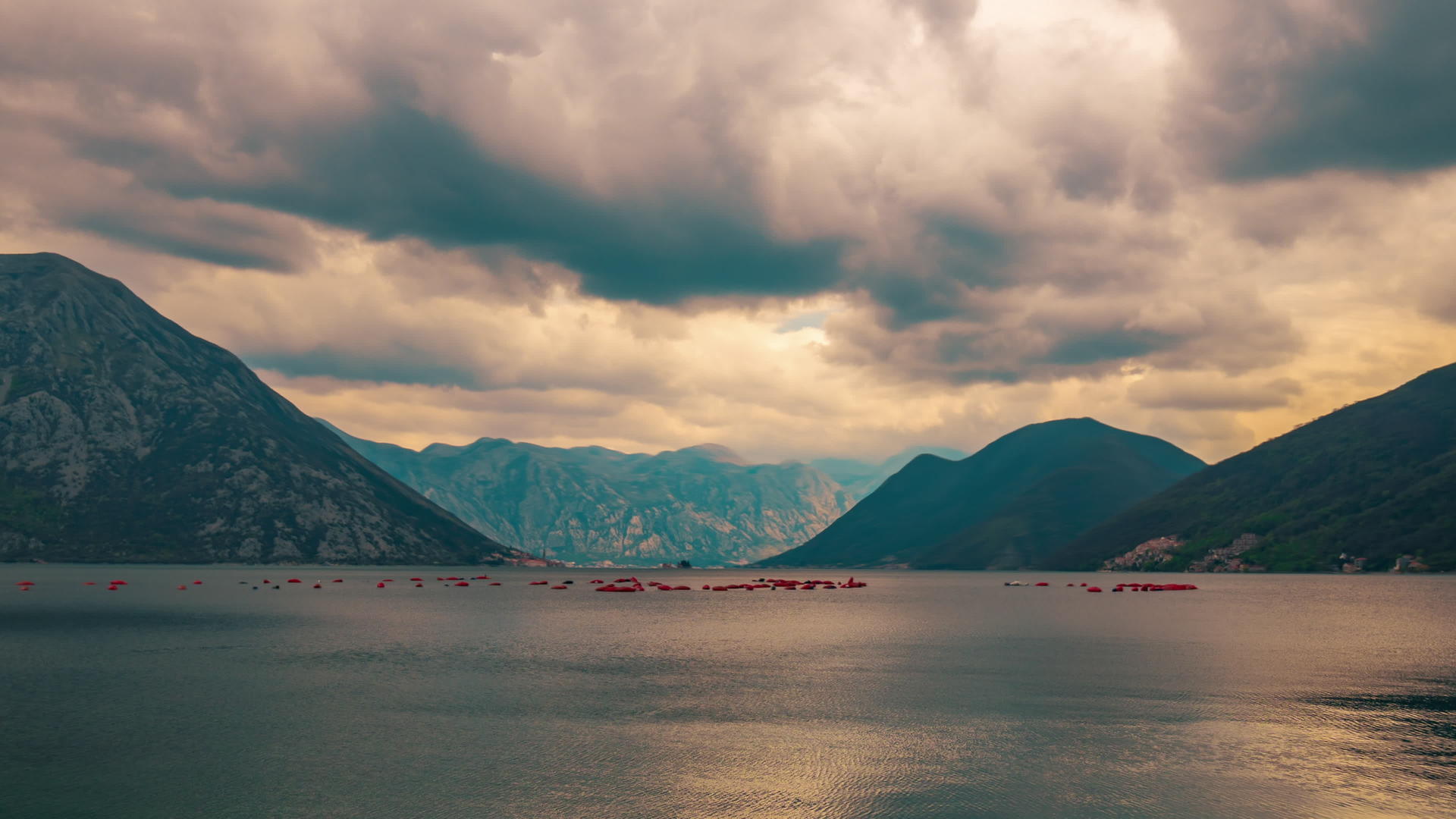 在Kator水边美丽的山景视频的预览图