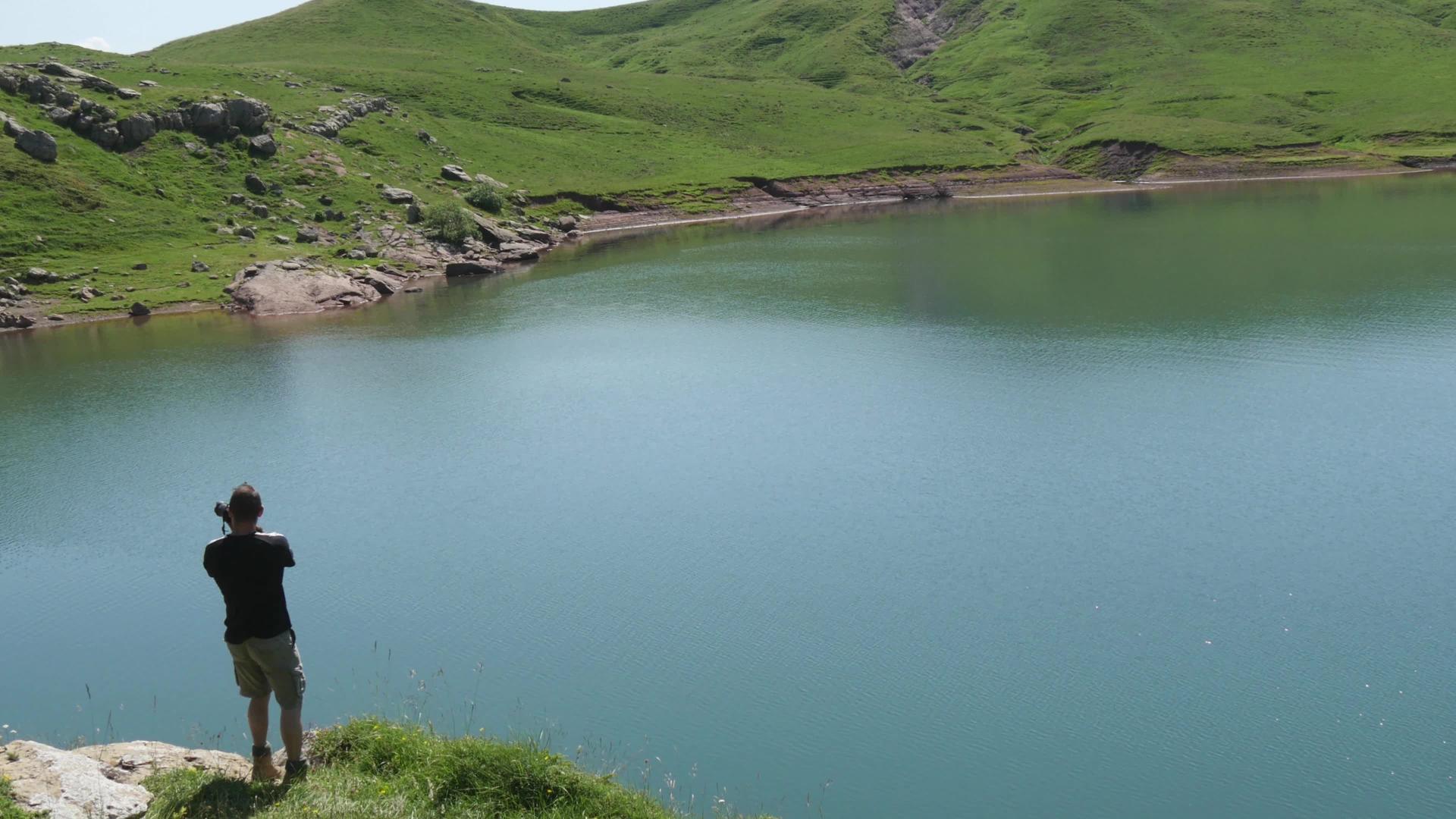 男子在山上湖边拍照视频的预览图