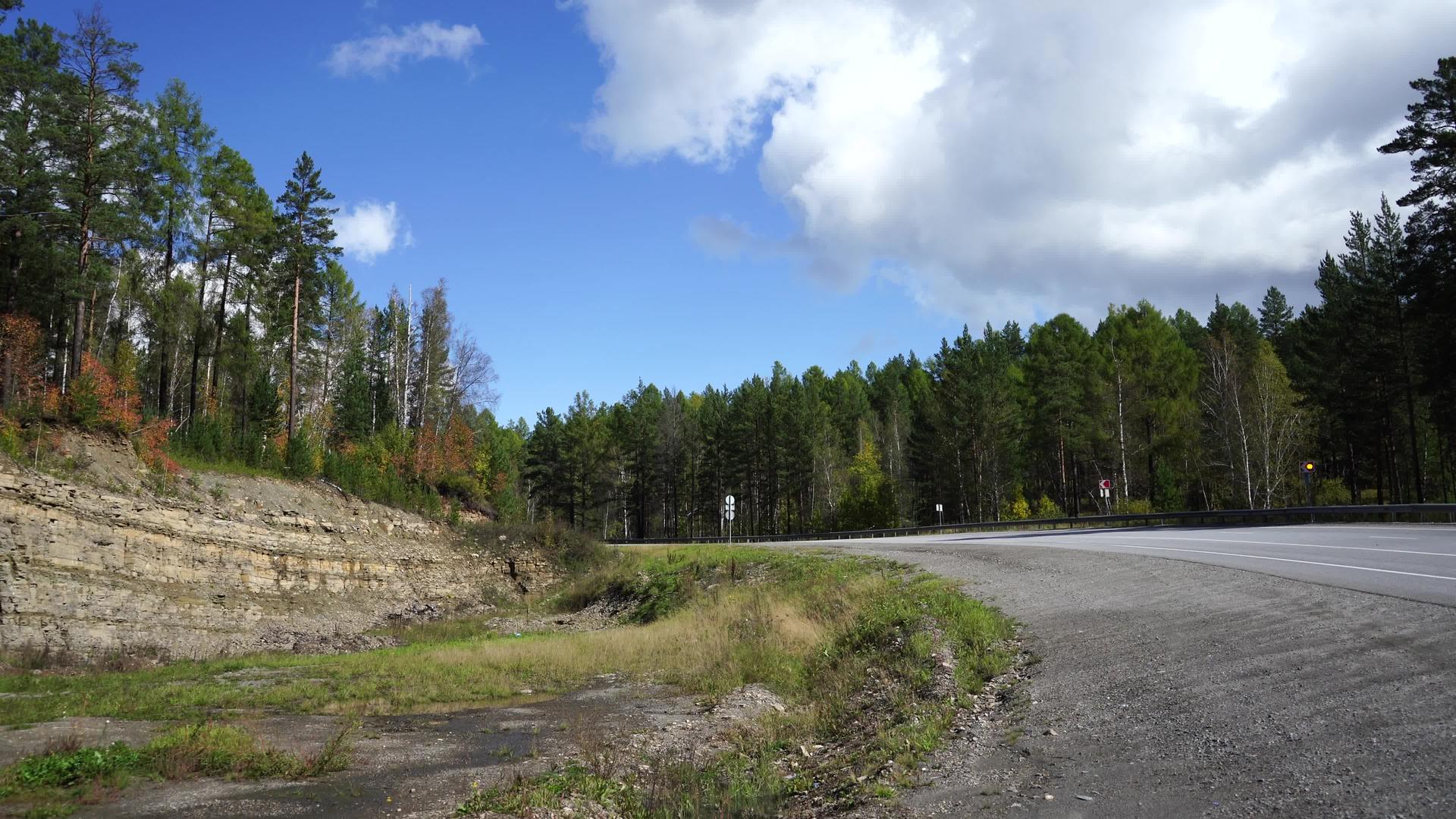 森林附近的自然景观和道路视频的预览图