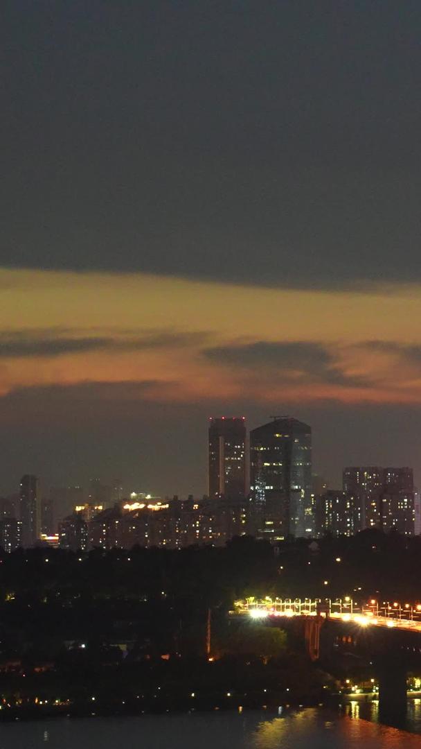城市夜景航拍夕阳夕阳天空桥梁道路江景交通流量材料视频的预览图