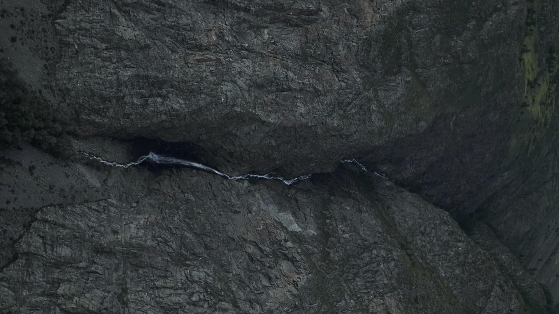 山峡的瀑布视频的预览图