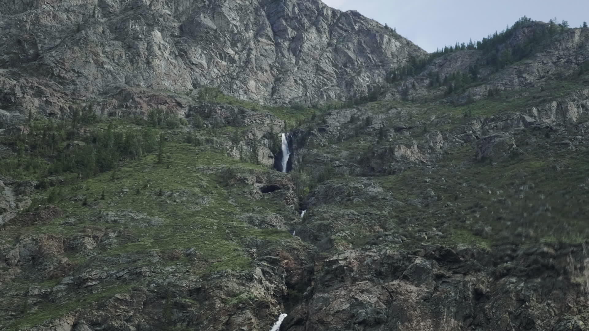 山峡的瀑布视频的预览图