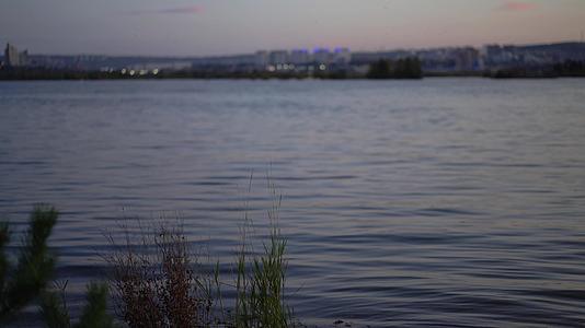 观察安加拉河和伊尔库茨克俄罗斯岸边的城市视频的预览图