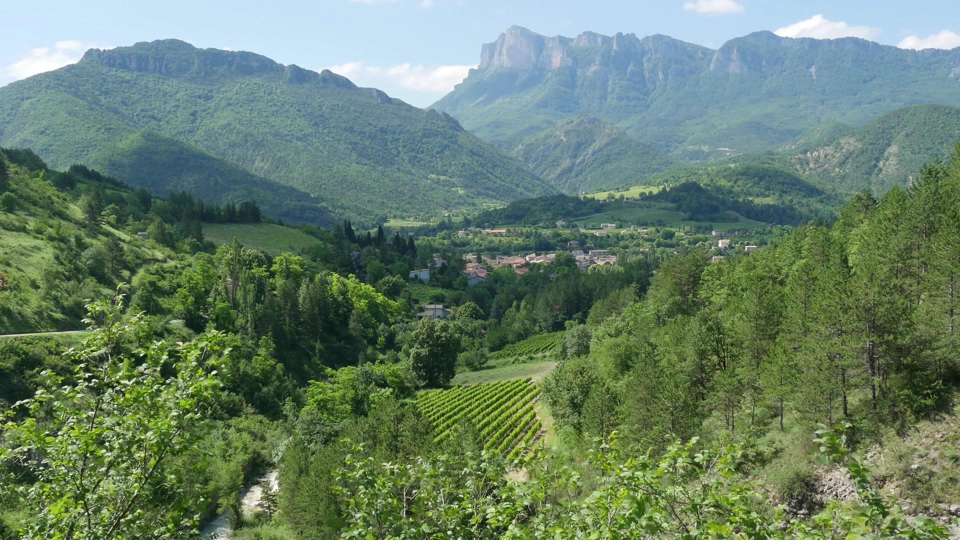 法兰西德朗德罗梅山地貌和帆轮村山地景观视频的预览图