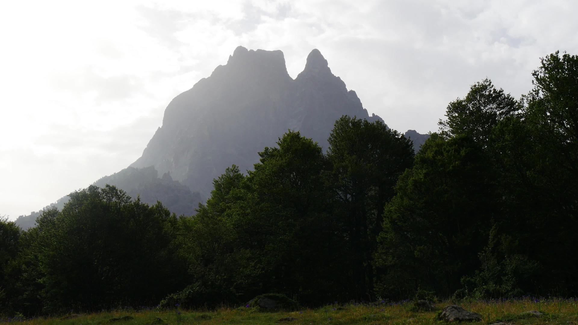 你可以在法国山脉的比利牛斯山上看到它Picdumidei视频的预览图