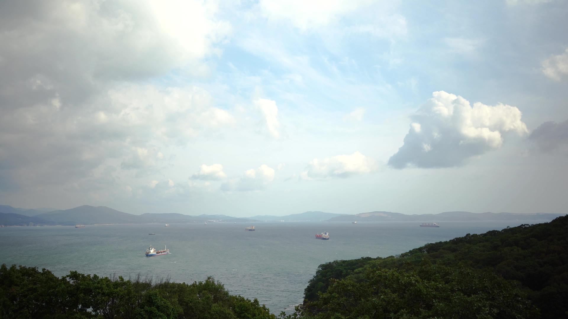 以海景看船的风景nakhodka湾俄罗斯视频的预览图