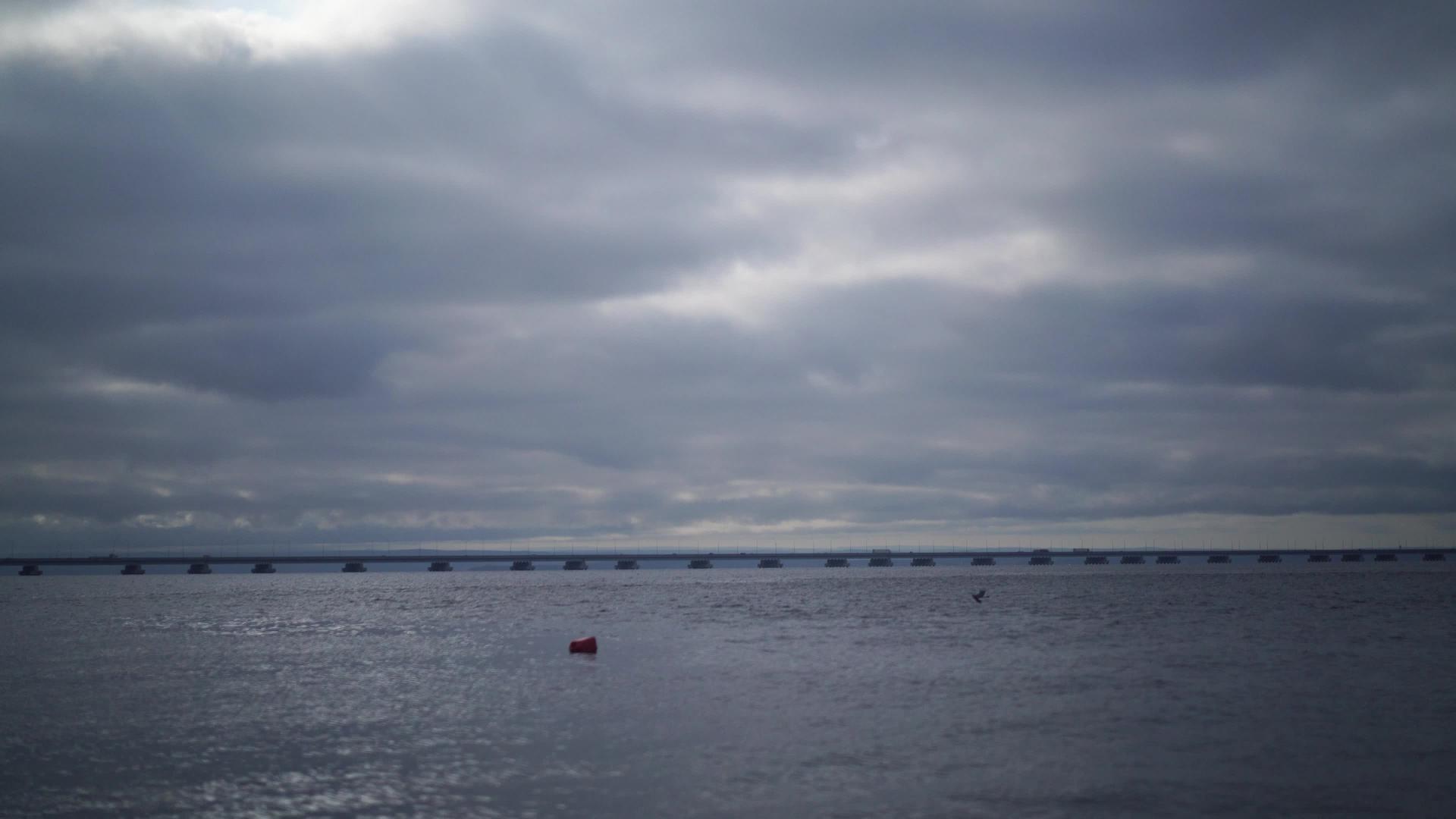在海景中你可以看到地平线上低水桥的海景视频的预览图