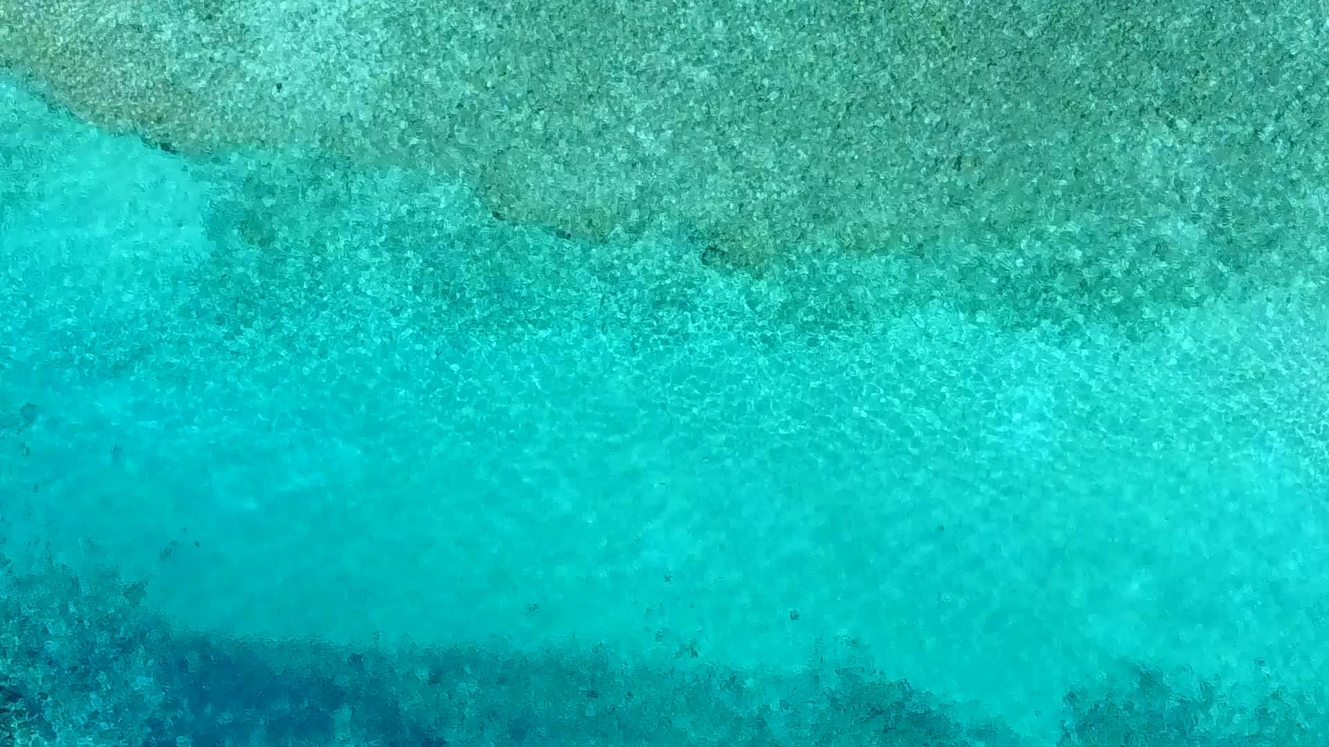 海浪附近有白色沙底背景的浅海中长堤边湾海滩度假视频的预览图