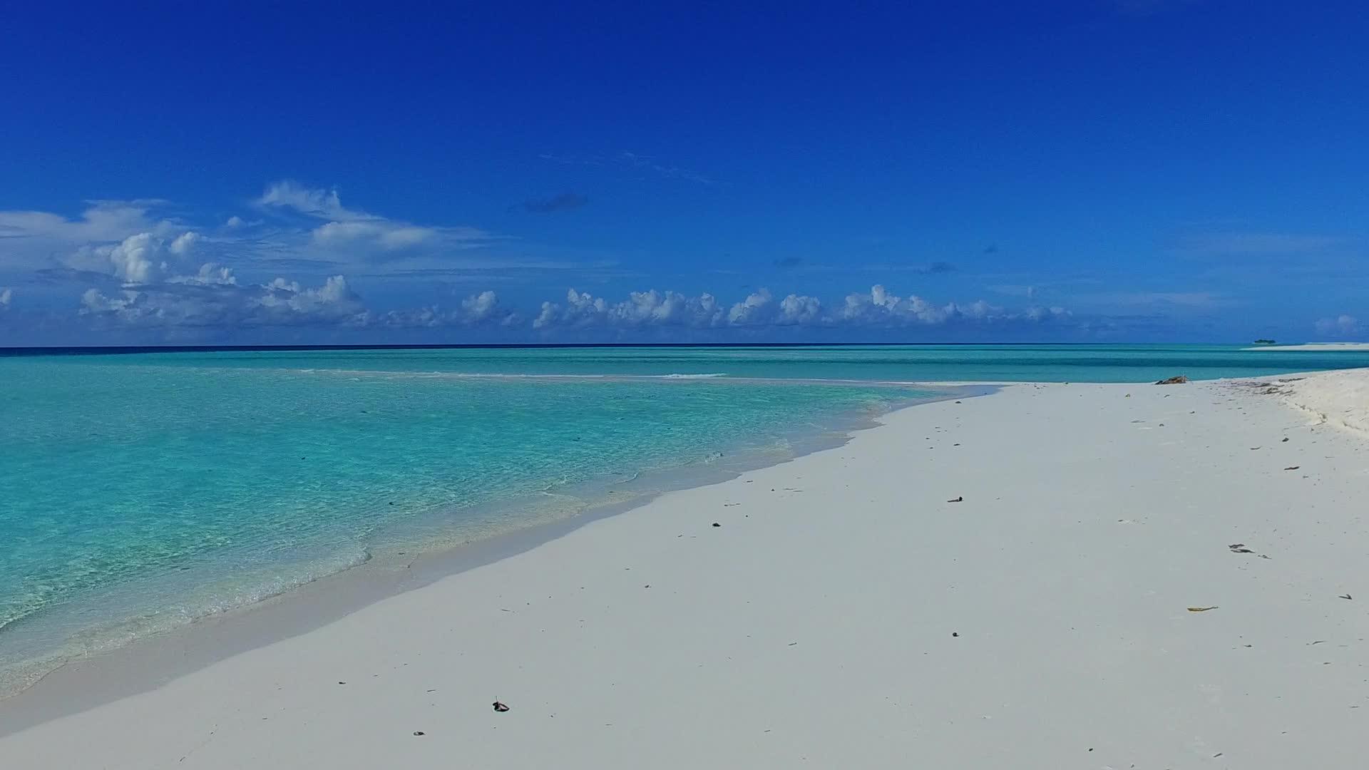 阳光明媚的天堂环礁湖海滩海景靠近浅海的海滩视频的预览图