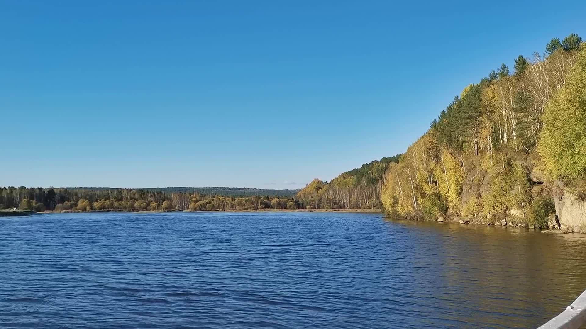 自然景观和蓝湖景观视频的预览图
