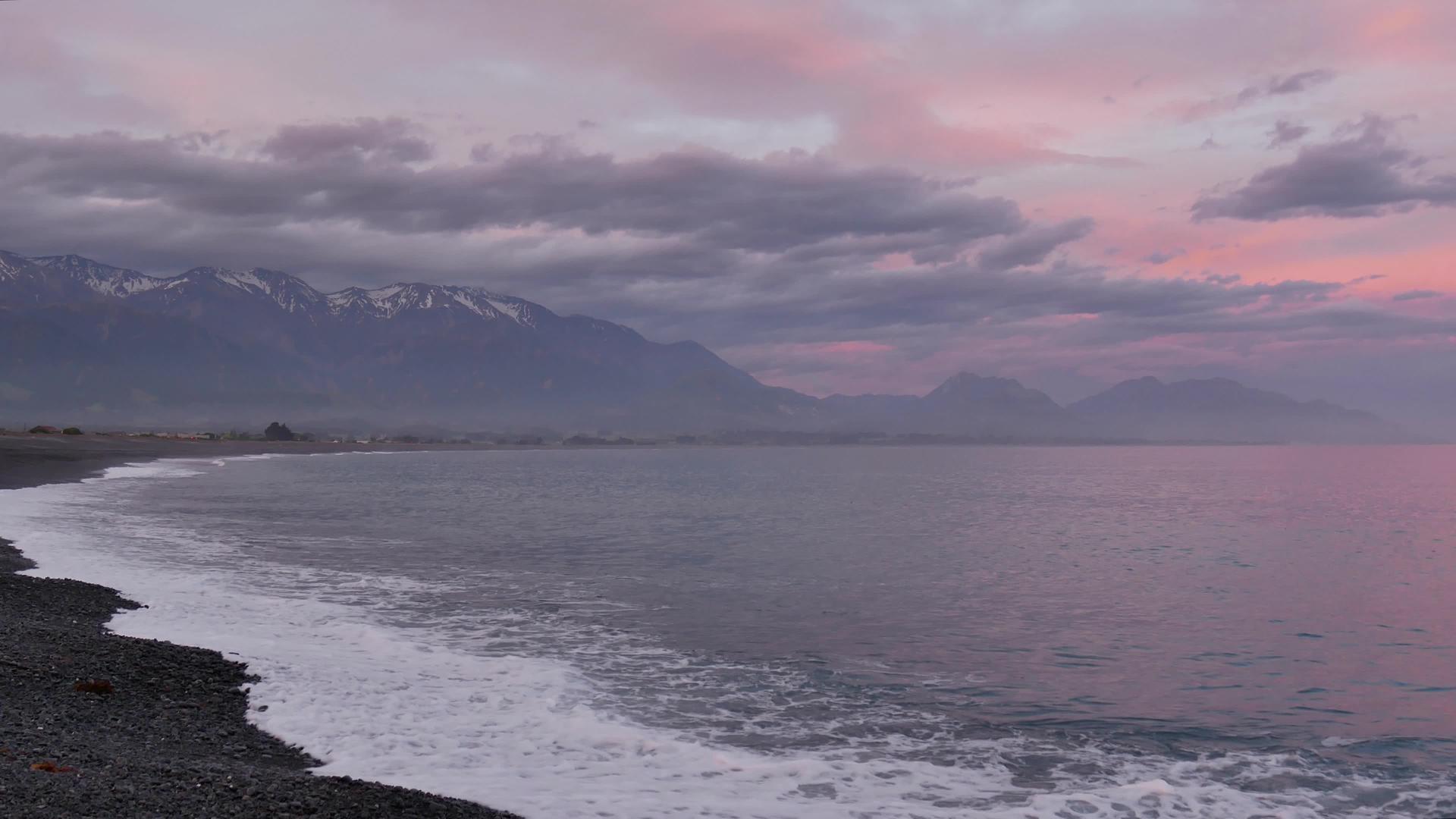 Kaikoura海滩上的日落和弯曲的山峰视频的预览图