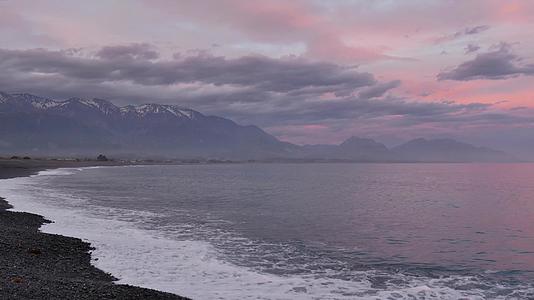 Kaikoura海滩上的日落和弯曲的山峰视频的预览图