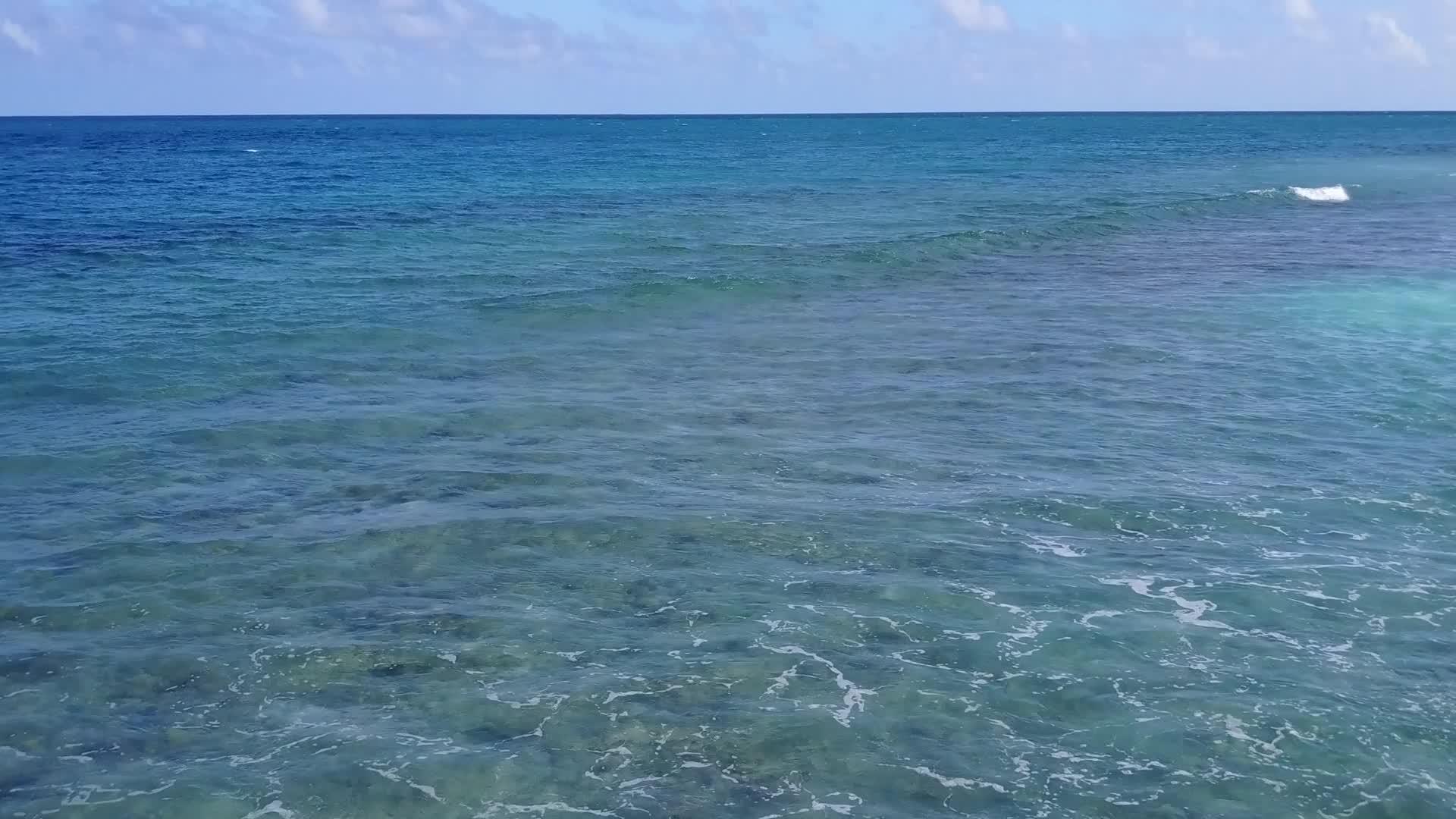 长边环礁湖海滩假日利用白沙底浅清海复制长边环礁湖海滩假日视频的预览图