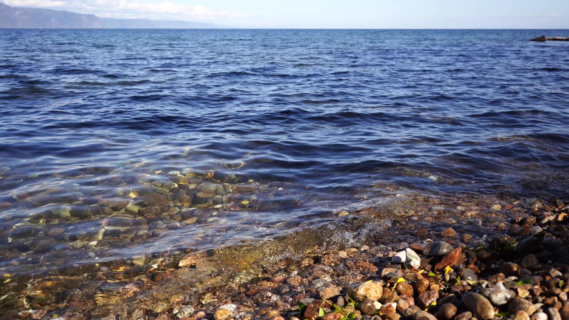 比基卡尔湖和岩石海岸的水面景观视频的预览图