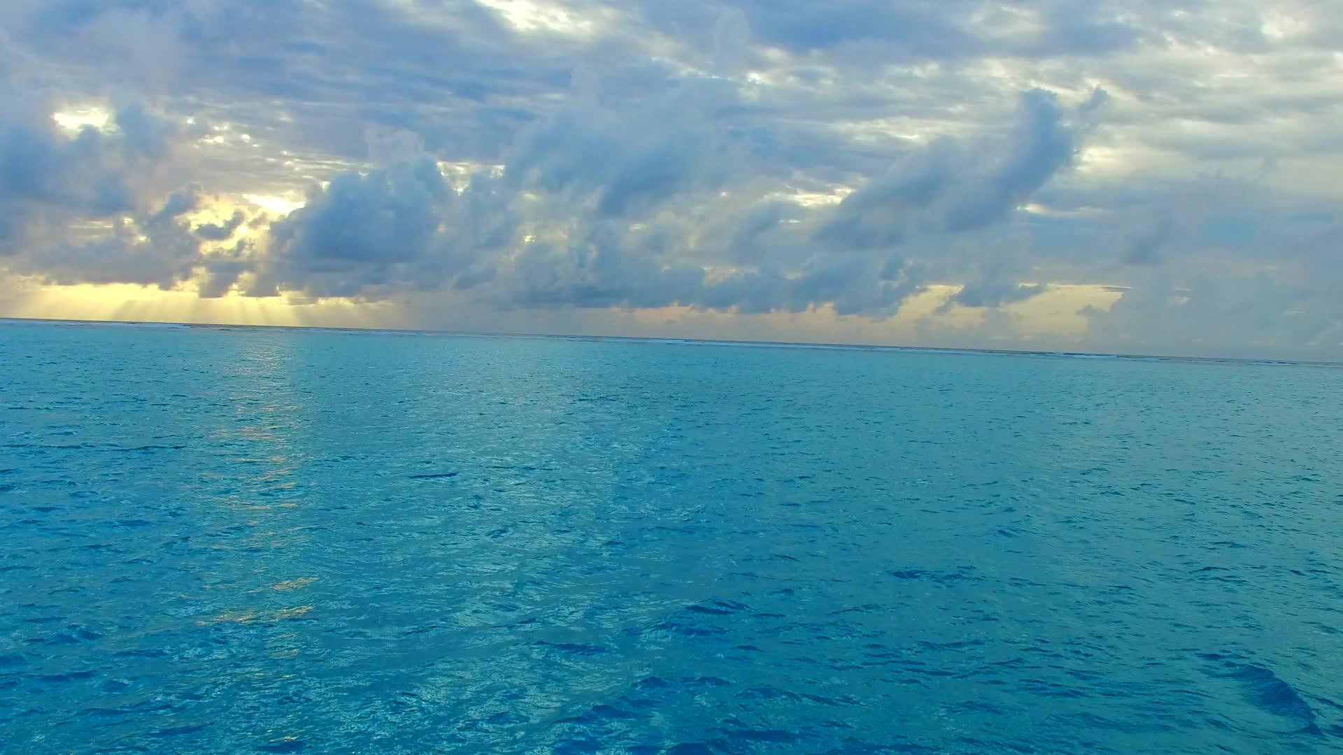 在蓝色的海滩上沙巴附近有一个白色的海滩背景视频的预览图