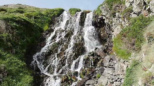 在比利牛斯山的瀑布中PicduMudiidossa视频的预览图