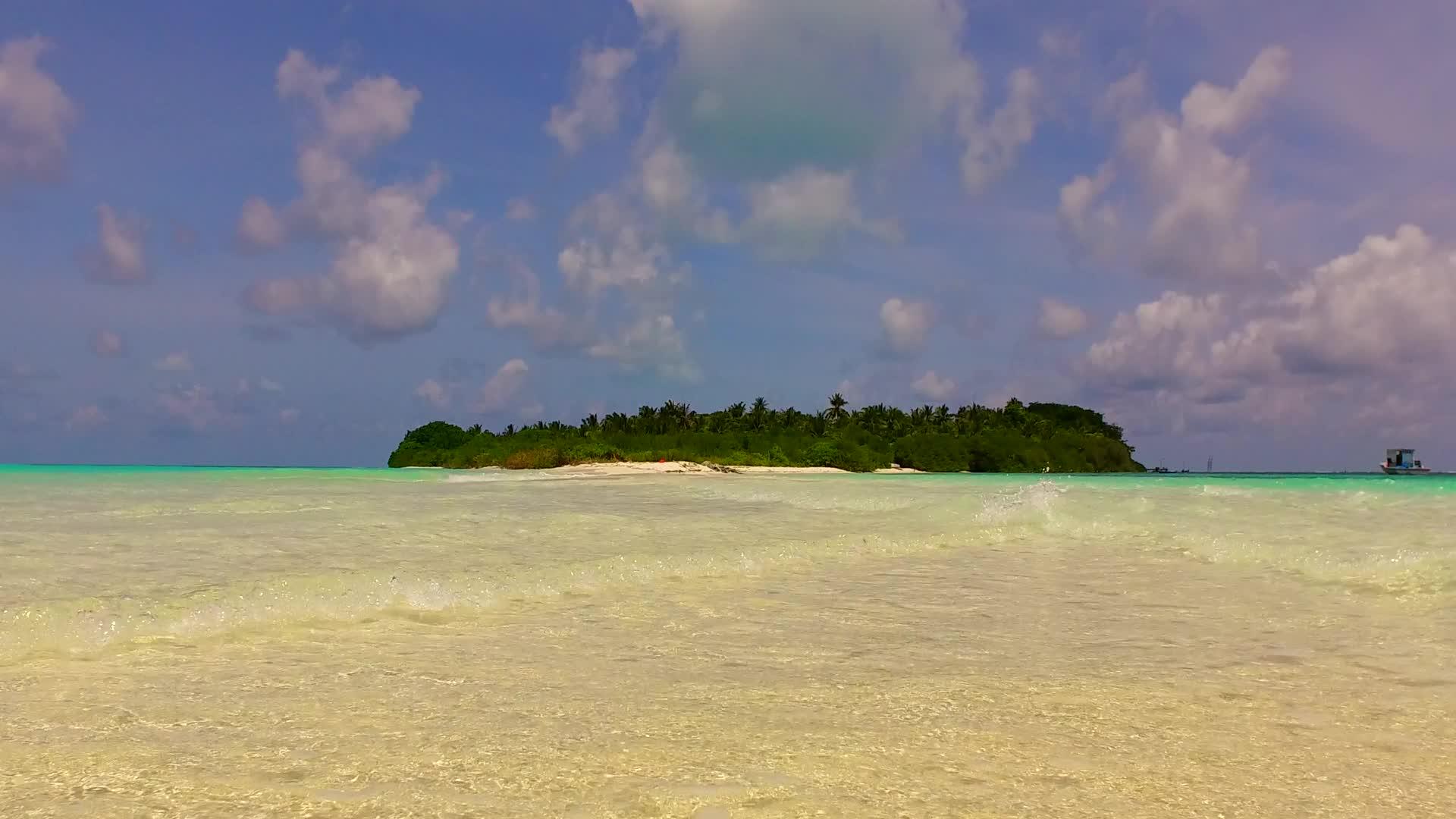 海面附近的蓝色环礁湖和接近冲浪的白色沙底背景视频的预览图