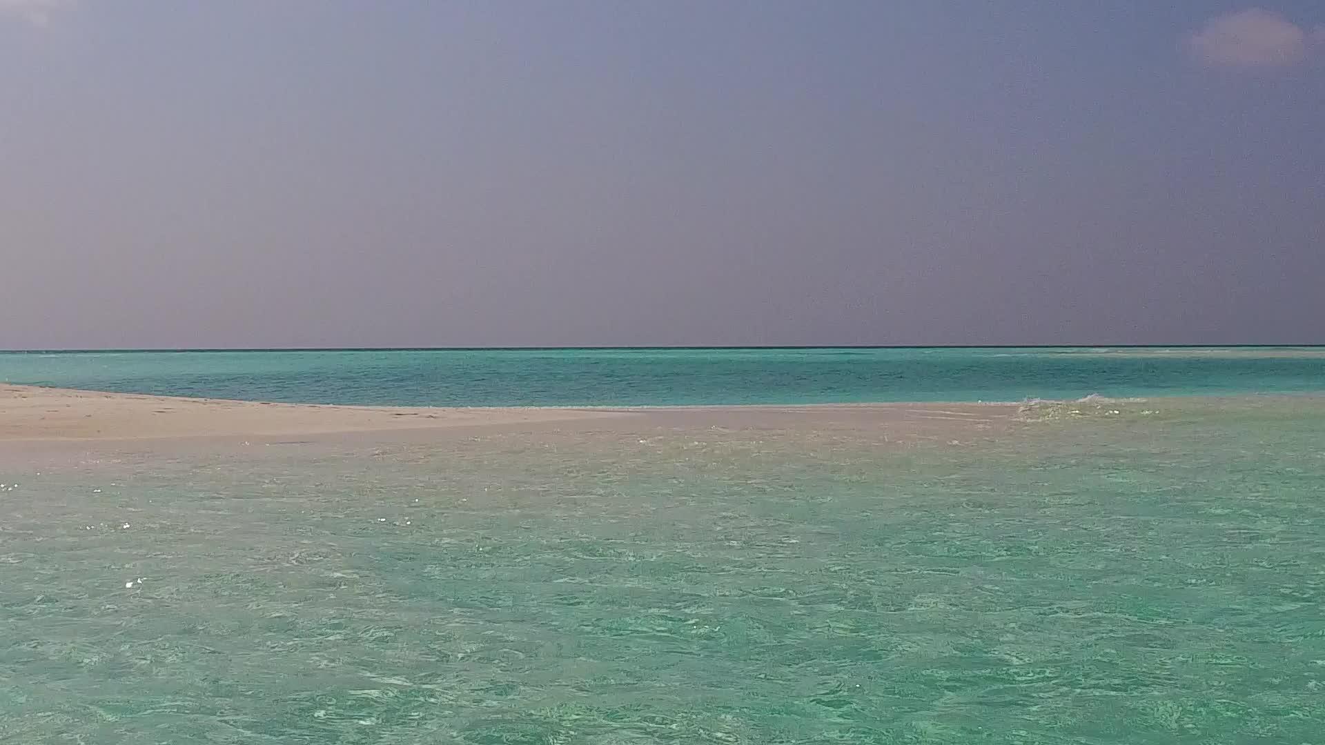 阳光明媚的海滩旅行景象在海滩附近有一个清晰的环礁湖视频的预览图