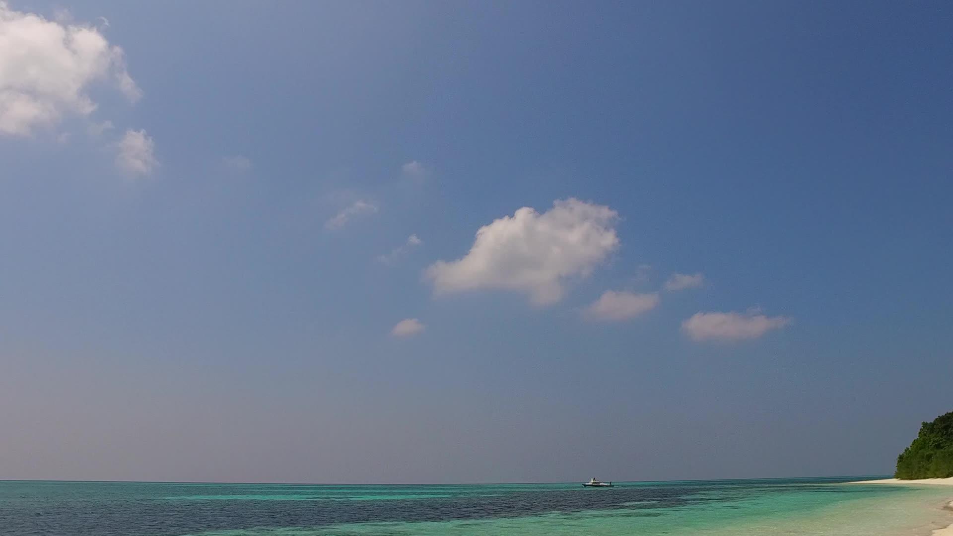 在清海和白色沙滩的背景下在海面附近的海滩上空航行视频的预览图