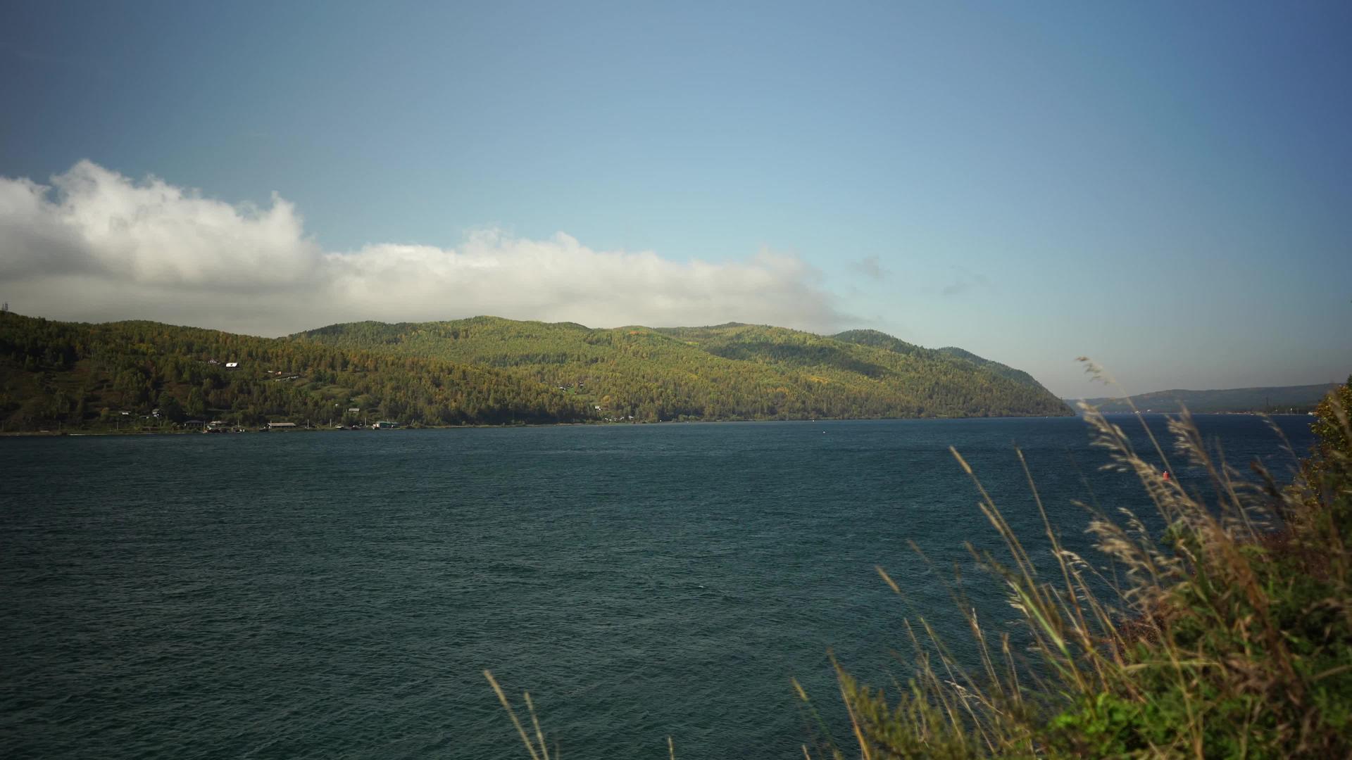 湖边的自然景观加速了视频视频的预览图
