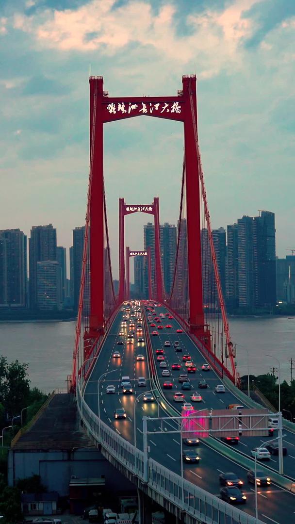 晚霞天气鹦鹉洲长江大桥交通繁忙视频的预览图
