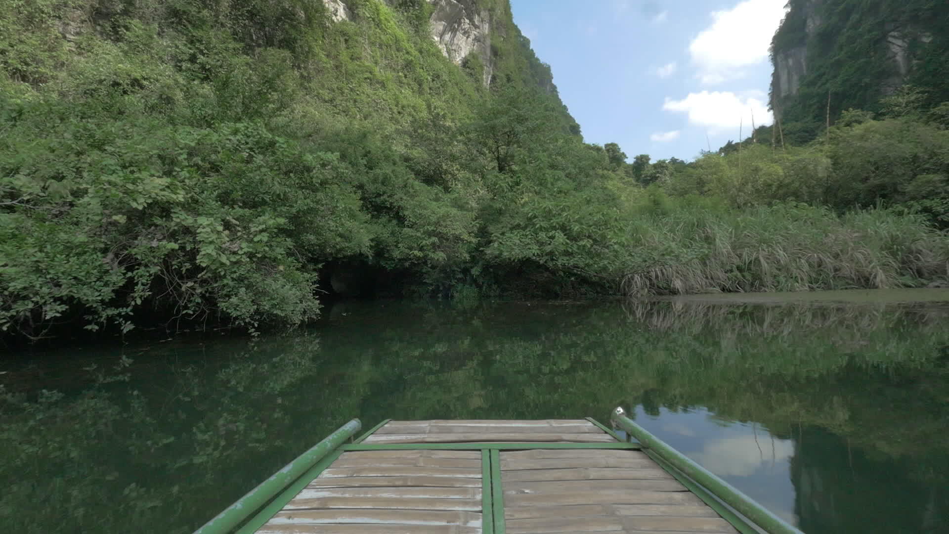 乘船进入喀斯特洞穴视频的预览图
