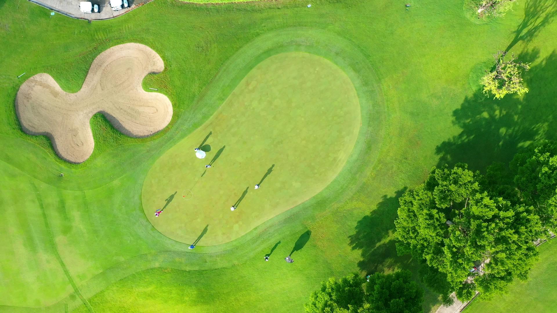 高尔夫球场球场的风景和日出hangkokthailand视频的预览图