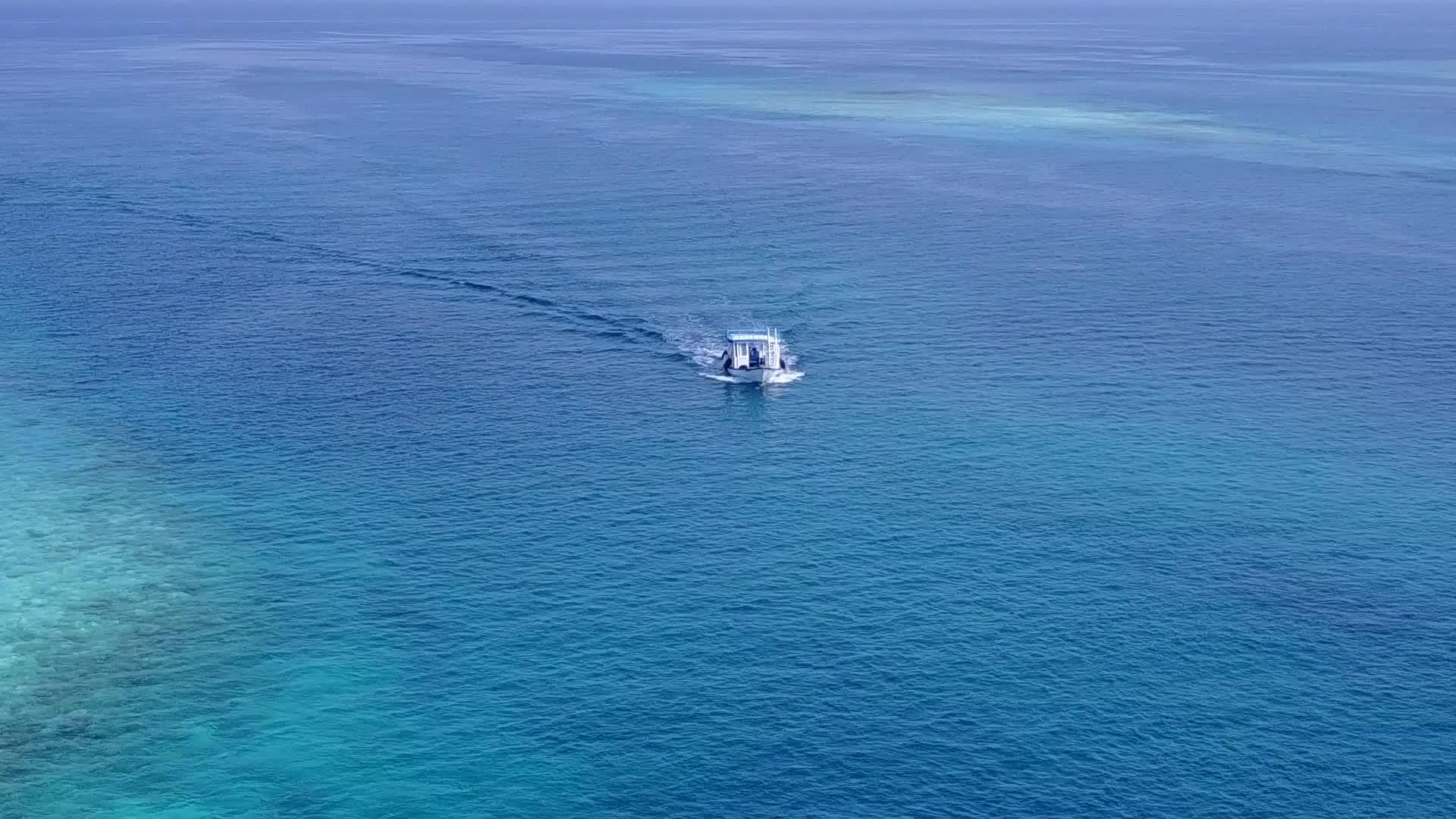 阳光明媚的豪华海滩天空在蓝色的环礁湖附近视频的预览图