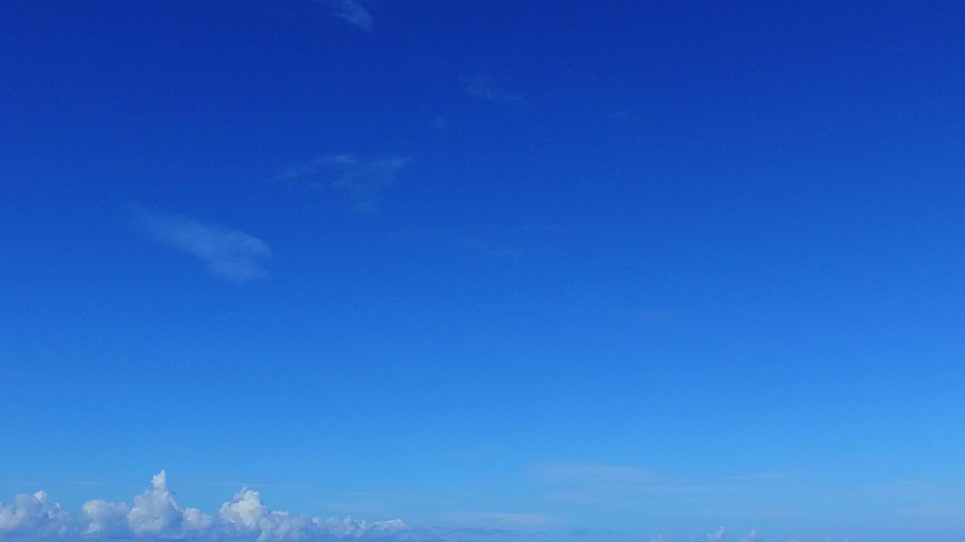 复制美丽海湾海滩的空间纹理海浪附近有蓝色的海洋有白色的沙子视频的预览图