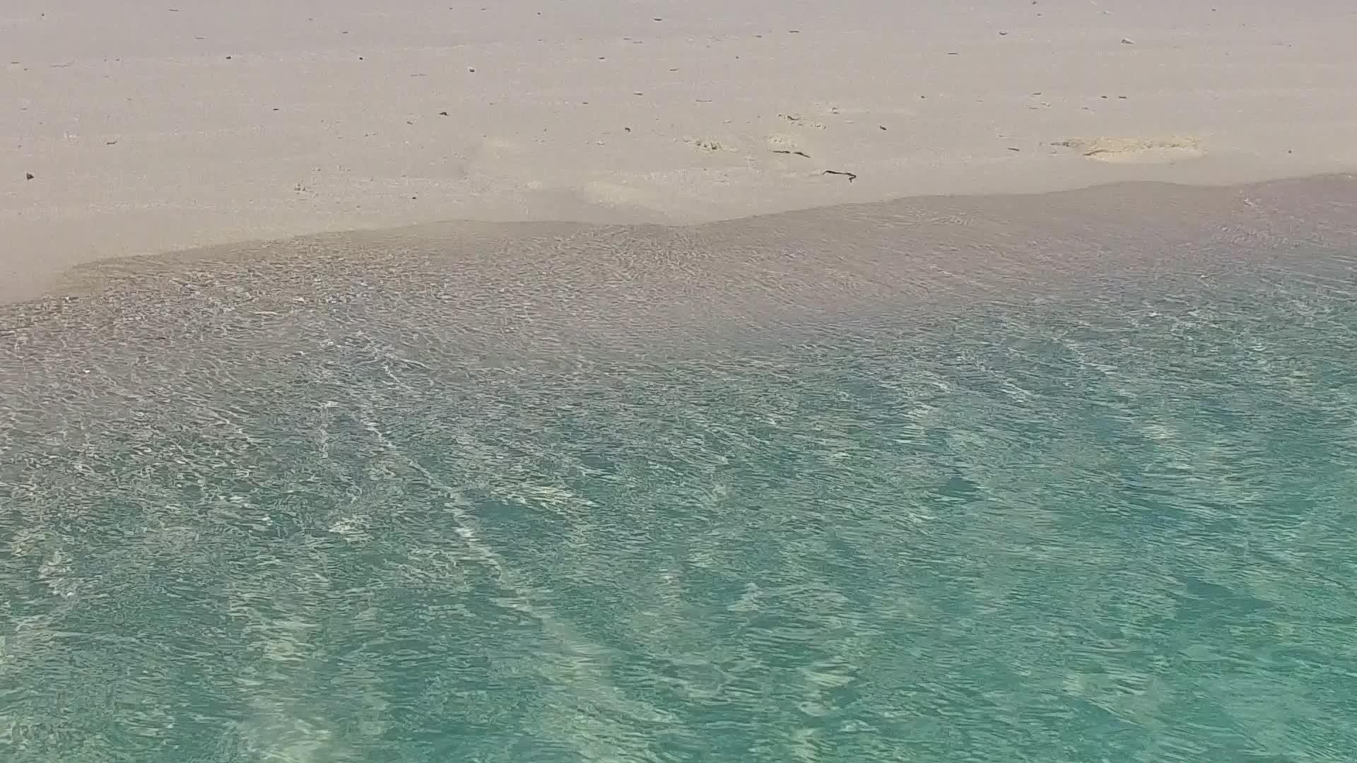在白沙度假村附近蓝色的海湾海滩度假胜地视频的预览图