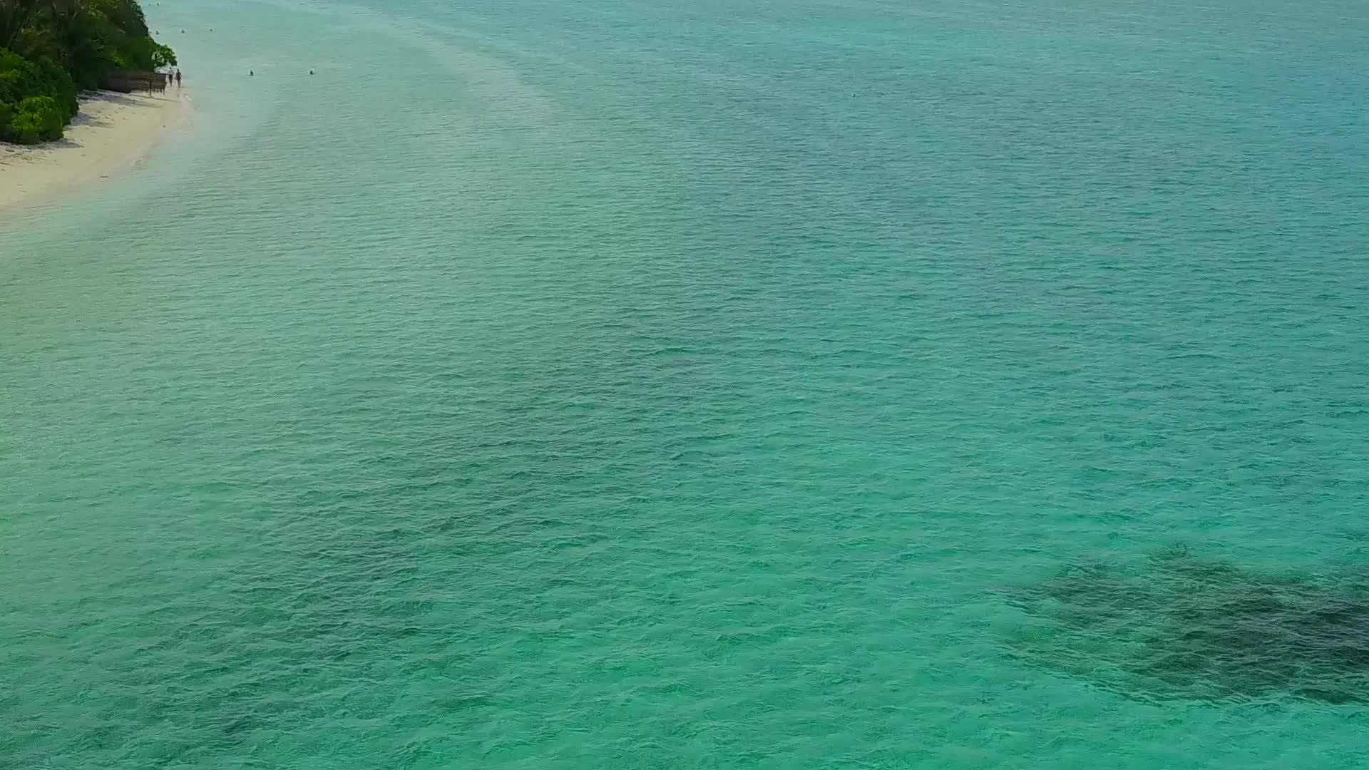 在白色沙子的背景下水蓝色的海洋海滩沿着阳光航行视频的预览图