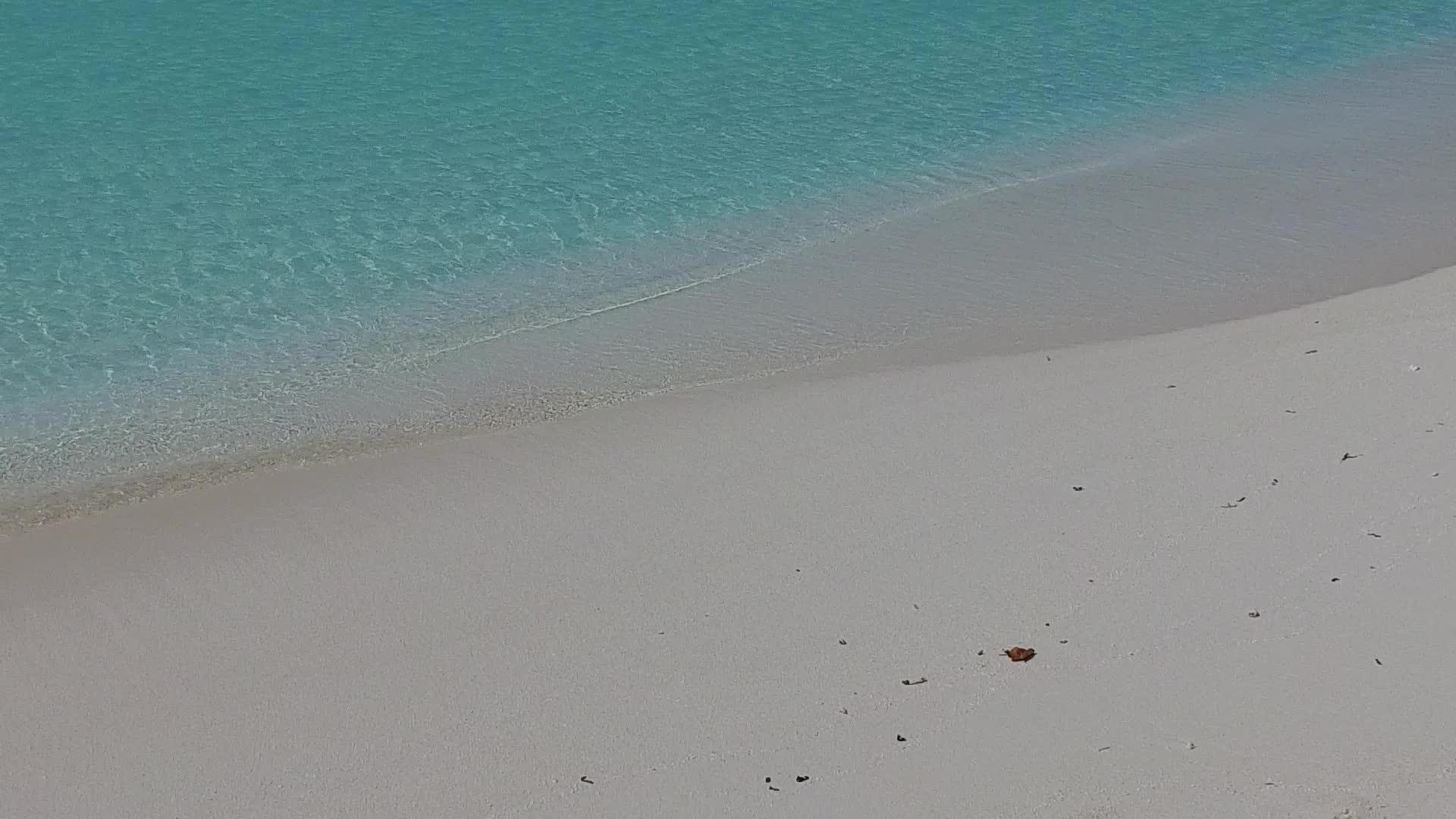 海滩附近有白色沙滩背景的透明水呈现出宁静的海滩生活方式视频的预览图