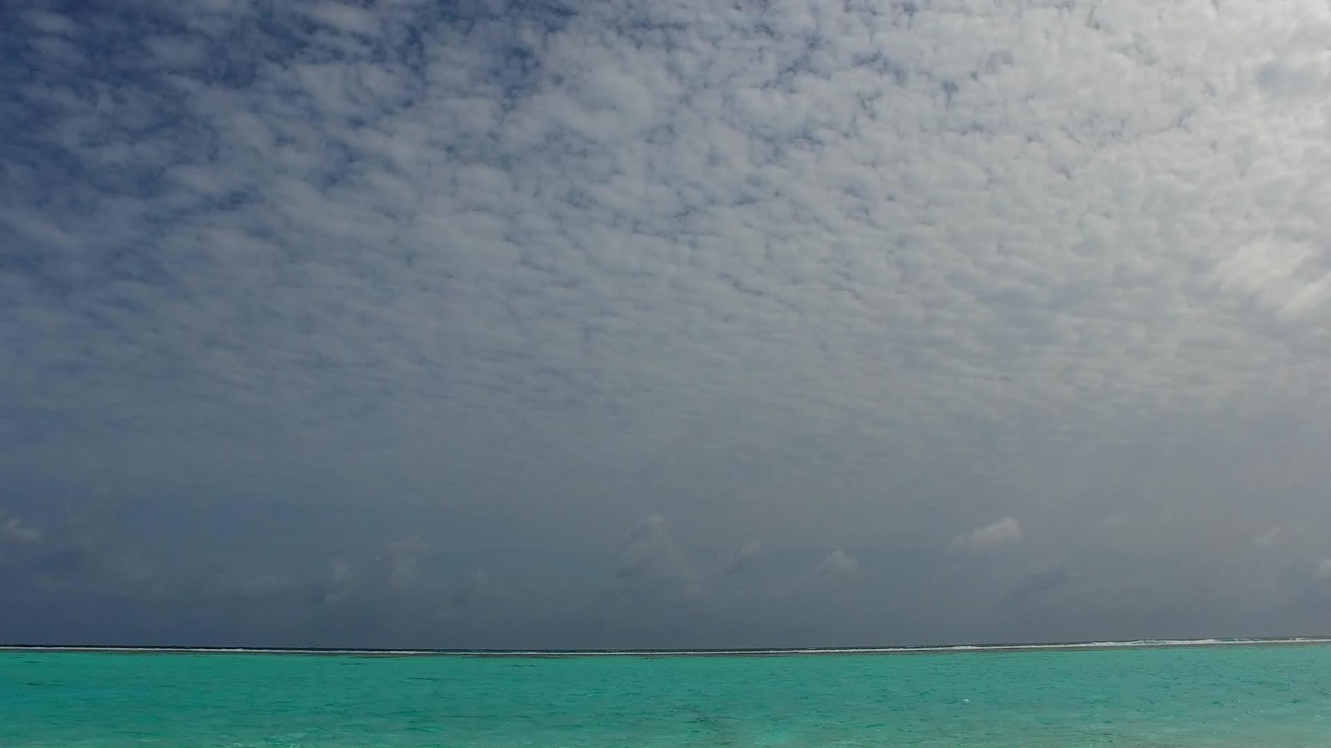 完美的度假胜地海滩蓝海和珊瑚礁附近的白色沙底背景视频的预览图