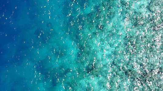 蓝色环礁湖和白色沙滩的奇怪海滩生活方式视频的预览图