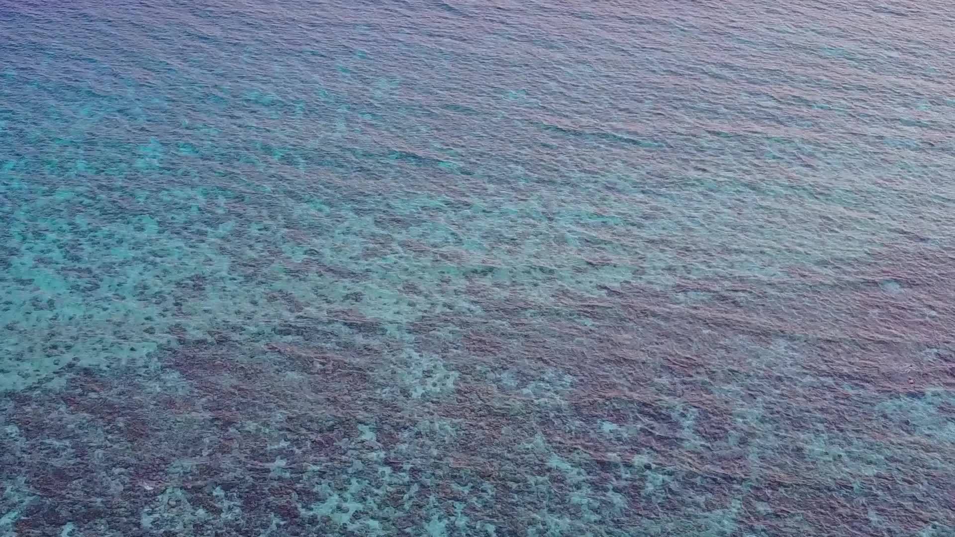 蓝色的绿色海洋和海洋岛屿海滩假日靠近冲浪的白色沙滩背景视频的预览图