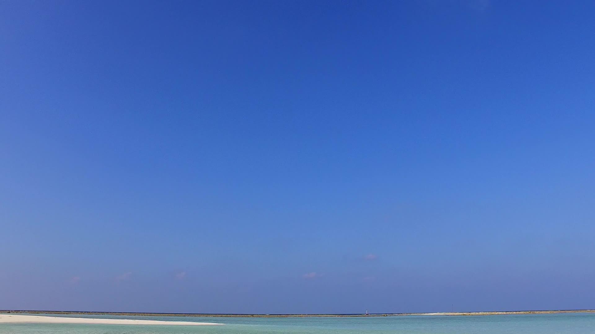 豪华岛海滩冒险的浪漫纹理由海浪附近的清沙背景的水流组成视频的预览图