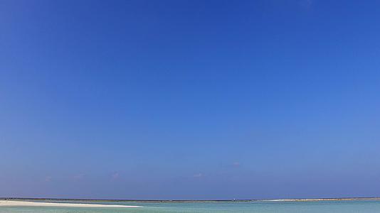 豪华岛海滩冒险的浪漫纹理由海浪附近的清沙背景的水流组成视频的预览图
