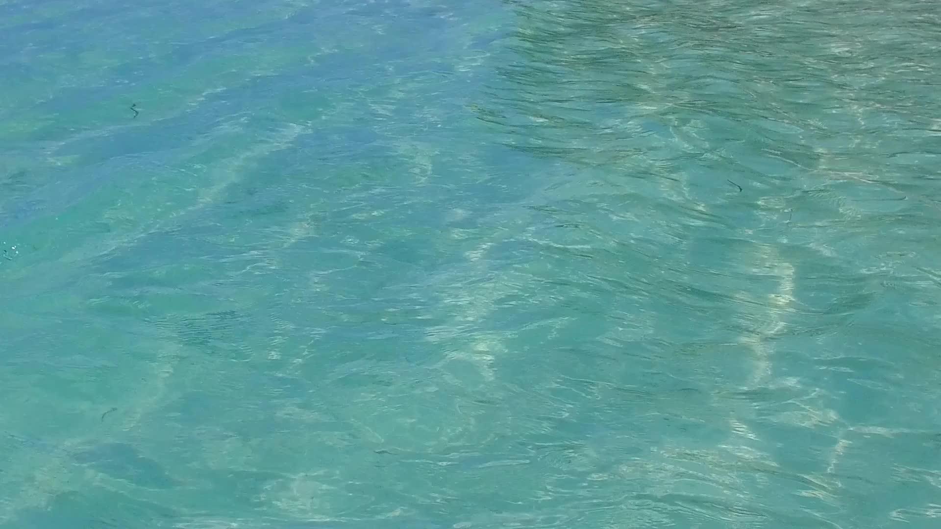 海洋旅游海滩夏季旅游水蓝色泻湖和沙洲附近明亮的沙滩视频的预览图