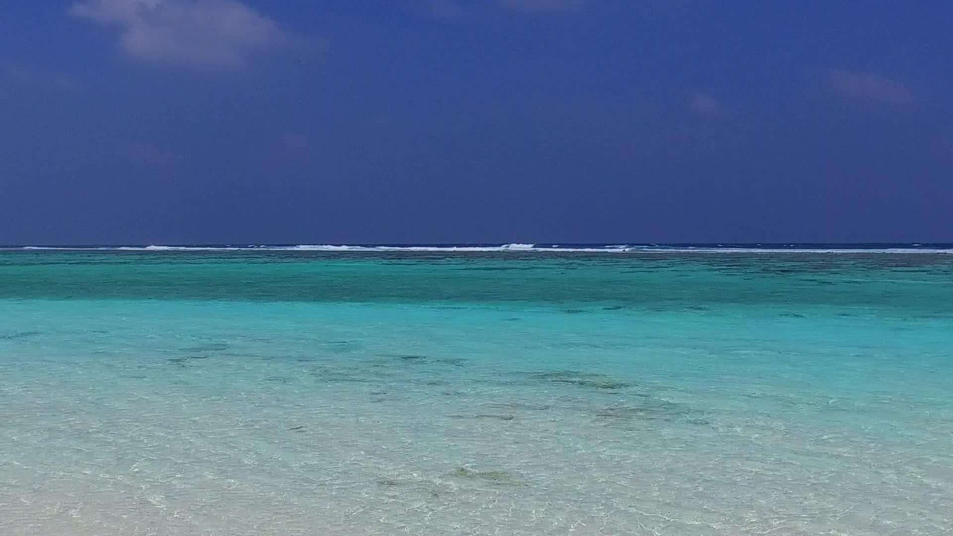 由于靠近度假村的透明水和清洁沙地背景热带环礁湖海滩视频的预览图